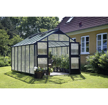 Gewächshaus mit geöffneten Türen im Garten
