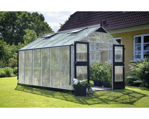 Gewächshaus mit geöffneten Türen im Garten