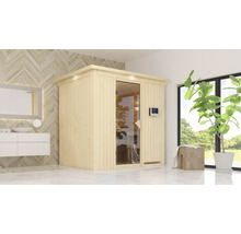 Badezimmer mit Sauna, Waschbecken und Spiegel