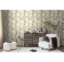 Wohnzimmer mit gemusterter Tapete, Kommode, Sessel und Stehlampe