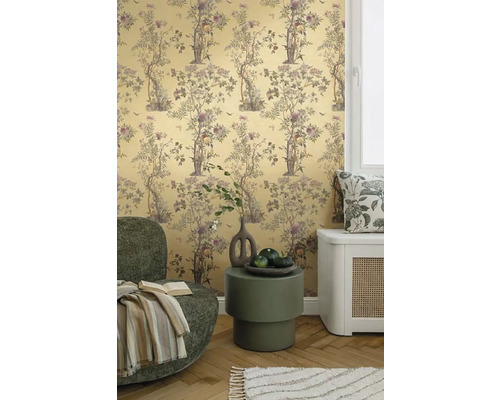 Dekorative Wand mit gemusterter Tapete, Sessel und Beistelltisch in einem hellen Raum.