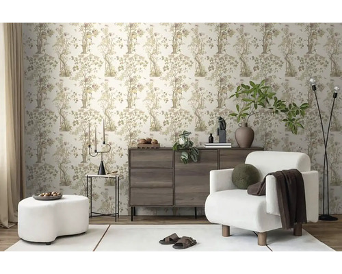 Wohnzimmer mit gemusterter Tapete, Sessel und Kommode für ein stilvolles Ambiente