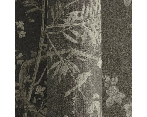 Nahaufnahme einer gemusterten Tapetenrolle mit Vogel-, Blumen- und Bambusmotiven
