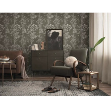 Wohnzimmer mit Tapete mit floralem Muster, Sofa, Sessel und Kommode für eine gemütliche Raumatmosphäre