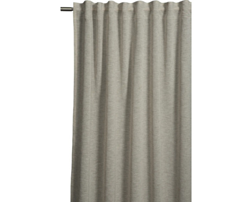 Vorhang aus Stoff an einer Gardinenstange