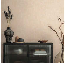 Dekoratives Arrangement mit Vase, Schale und Schrank