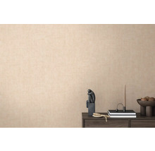 Beige Struktur Tapete im Wohnraum