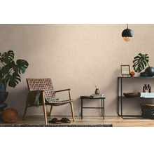 Wohnzimmer mit Sessel, Tisch und Regal für eine gemütliche Atmosphäre