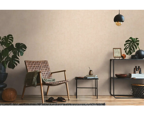 Wohnzimmer mit Sessel, Tisch und Regal für eine gemütliche Atmosphäre