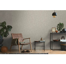 Wohnzimmer mit Textiltapete, Sessel und Dekoration