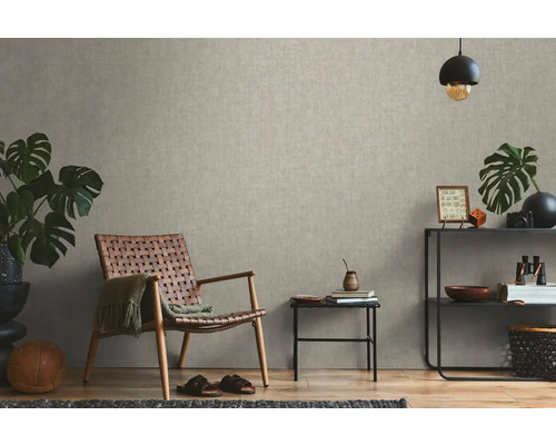 Wohnzimmer mit Textiltapete, Sessel und Dekoration