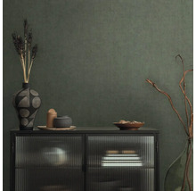 Dekoratives Sideboard mit Vasen und Schalen vor einer strukturierten Wand