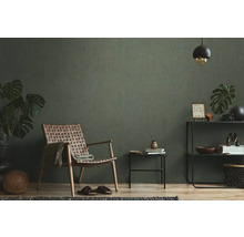 Wohnzimmer mit geflochtenem Sessel, Beistelltisch und Regal