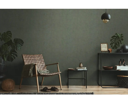 Wohnzimmer mit geflochtenem Sessel, Beistelltisch und Regal