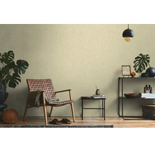 Wohnzimmer mit Rattansessel, Beistelltisch und Regal mit Dekorationen für eine wohnliche Atmosphäre.