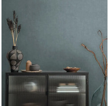 Dekoratives Sideboard mit Glasfronten und verschiedenen Wohnaccessoires