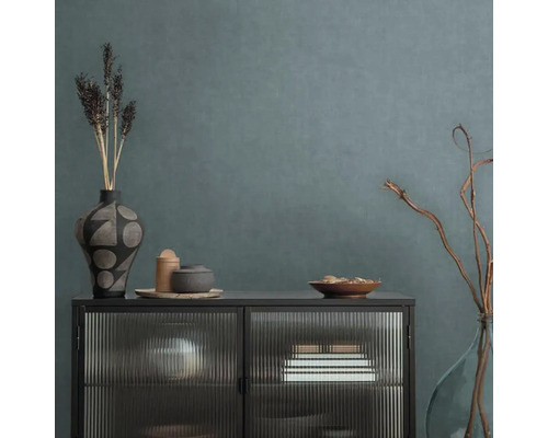 Dekoratives Sideboard mit Glasfronten und verschiedenen Wohnaccessoires