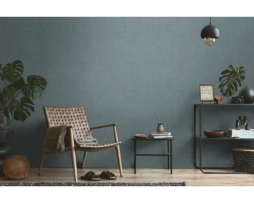 Wohnzimmer mit Sessel, Beistelltisch und Regal