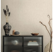 Dekoratives Sideboard mit Vasen und Schalen für ein stilvolles Wohnambiente.