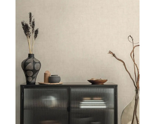 Dekoratives Sideboard mit Vasen und Schalen für ein stilvolles Wohnambiente.