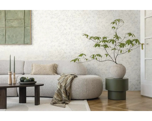 Wohnzimmer mit floraler Tapete, Sofa, Tisch und Dekorationen für ein gemütliches Ambiente.