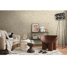Wohnzimmer mit Sofa, Sessel, Regal und dekorativer Tapete mit Pflanzenmuster