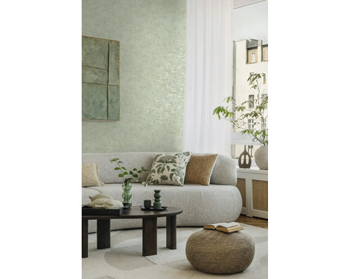 Wohnzimmer mit Sofa, Couchtisch, Hocker, Kissen und Wandgestaltung