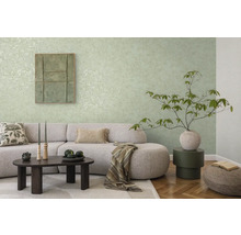 Wohnzimmer mit Sofa, Couchtisch, Dekoration und Wandgestaltung in hellen Farbtönen für eine freundliche Atmosphäre