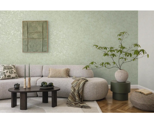 Wohnzimmer mit Sofa, Couchtisch, Dekoration und Wandgestaltung in hellen Farbtönen für eine freundliche Atmosphäre