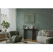 Wohnzimmer mit grüner Blättertapete, Sessel und Sofa