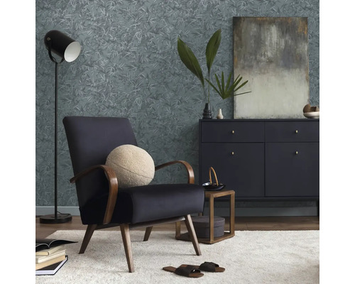Wohnzimmer mit Sessel, Kommode, Stehlampe und gemusterter Tapete