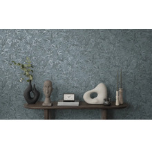 Dekoratives Arrangement mit floral gemusterter Tapete, Vasen, Skulpturen und Tisch
