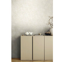 Innenraum mit floral gemusterter Tapete und Möbeln