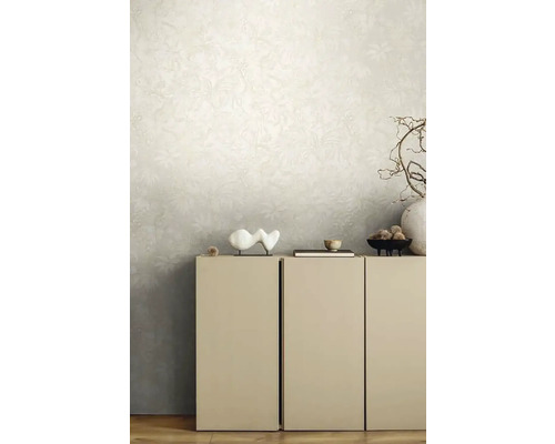 Innenraum mit floral gemusterter Tapete und Möbeln