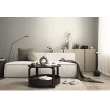 Wohnzimmer mit Sofa, Couchtisch und Dekoration für eine gemütliche Atmosphäre.