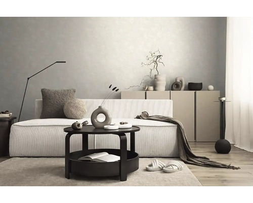 Wohnzimmer mit Sofa, Couchtisch und Dekoration für eine gemütliche Atmosphäre.