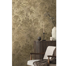 Wohnraum mit floral gemusterter Tapete, Kommode und Sessel