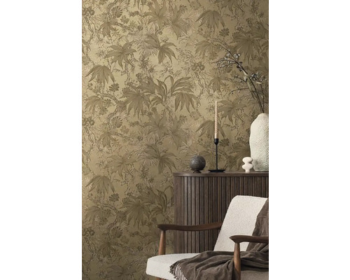 Wohnraum mit floral gemusterter Tapete, Kommode und Sessel