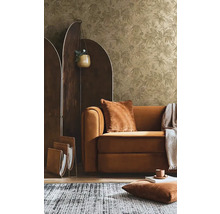 Wohnzimmer mit gemusterter Tapete, Sofa, Raumteiler und Teppich