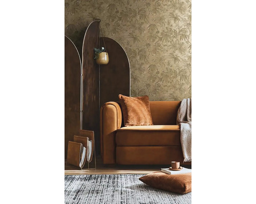 Wohnzimmer mit gemusterter Tapete, Sofa, Raumteiler und Teppich