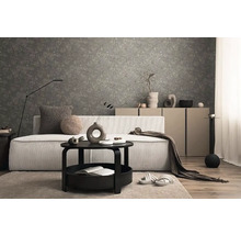 Wohnzimmer mit Sofa, Tisch und gemusterter Tapete für ein stilvolles Interieur
