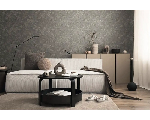 Wohnzimmer mit Sofa, Tisch und gemusterter Tapete für ein stilvolles Interieur