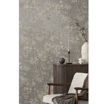 Szene mit Tapete mit botanischem Muster, Sideboard und Stuhl