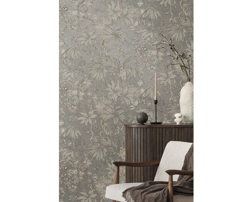 Szene mit Tapete mit botanischem Muster, Sideboard und Stuhl