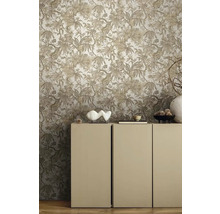 Szene mit einer Tapete mit botanischem Muster hinter einem Schrank.