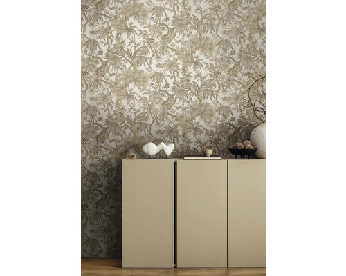 Szene mit einer Tapete mit botanischem Muster hinter einem Schrank.