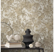 Szene mit einer floralen Tapete und dekorativen Objekten auf einem Tisch