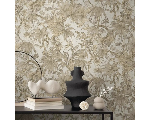 Szene mit einer floralen Tapete und dekorativen Objekten auf einem Tisch