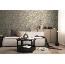 Wohnzimmer mit Sofa, Couchtisch und floraler Tapete
