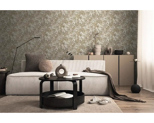 Wohnzimmer mit Sofa, Couchtisch und floraler Tapete